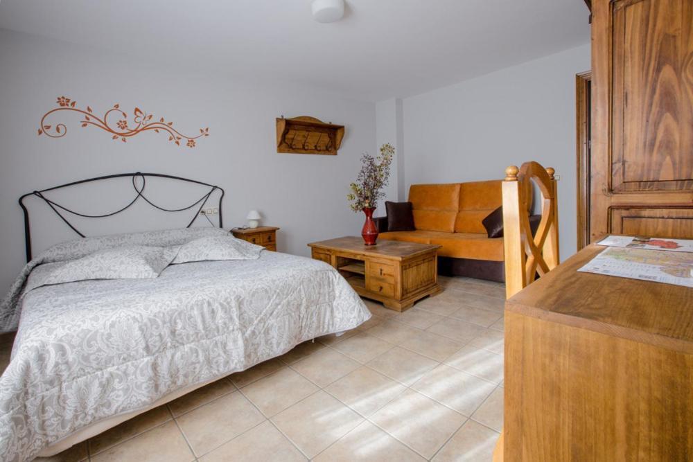 Hostal Antiguo Hospital Linares de Mora エクステリア 写真