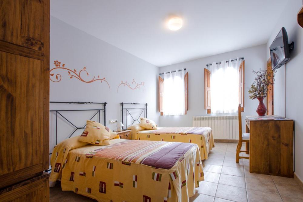 Hostal Antiguo Hospital Linares de Mora エクステリア 写真