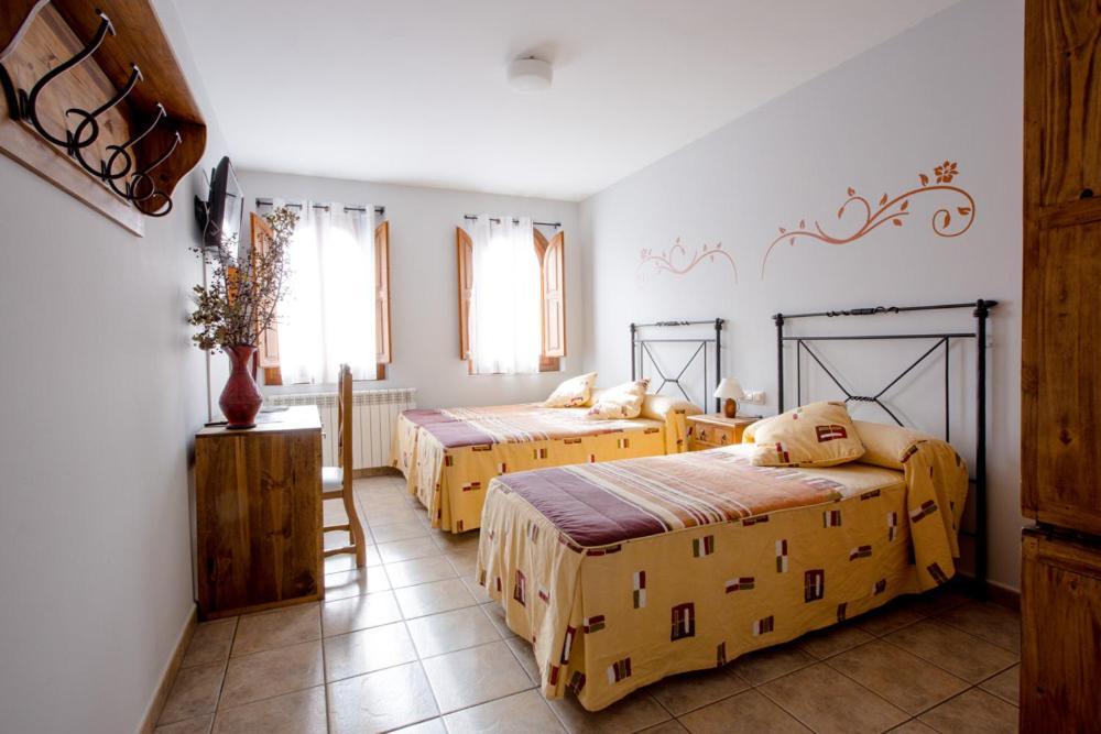 Hostal Antiguo Hospital Linares de Mora エクステリア 写真
